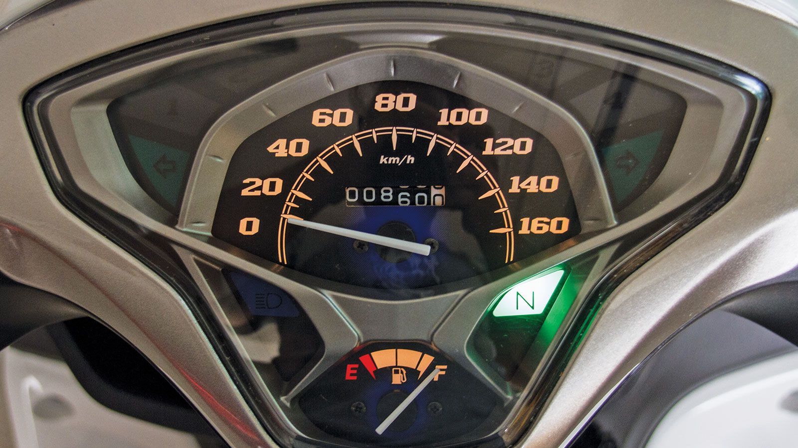 Κλασικός πίνακας οργάνων χωρίς οθόνες αλλά με ένδειξη σχέσης.