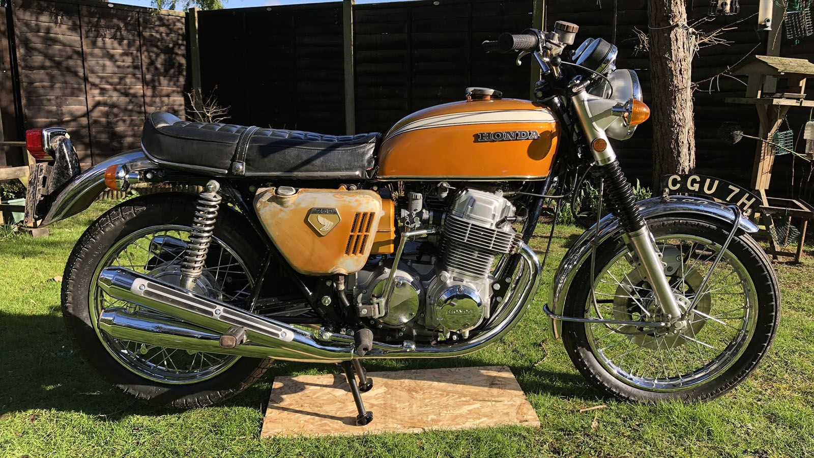 Η μία από τις 2 που απομένουν, Honda CB750 προ-παραγωγής και η μοτοσυκλέτα του θέματος.