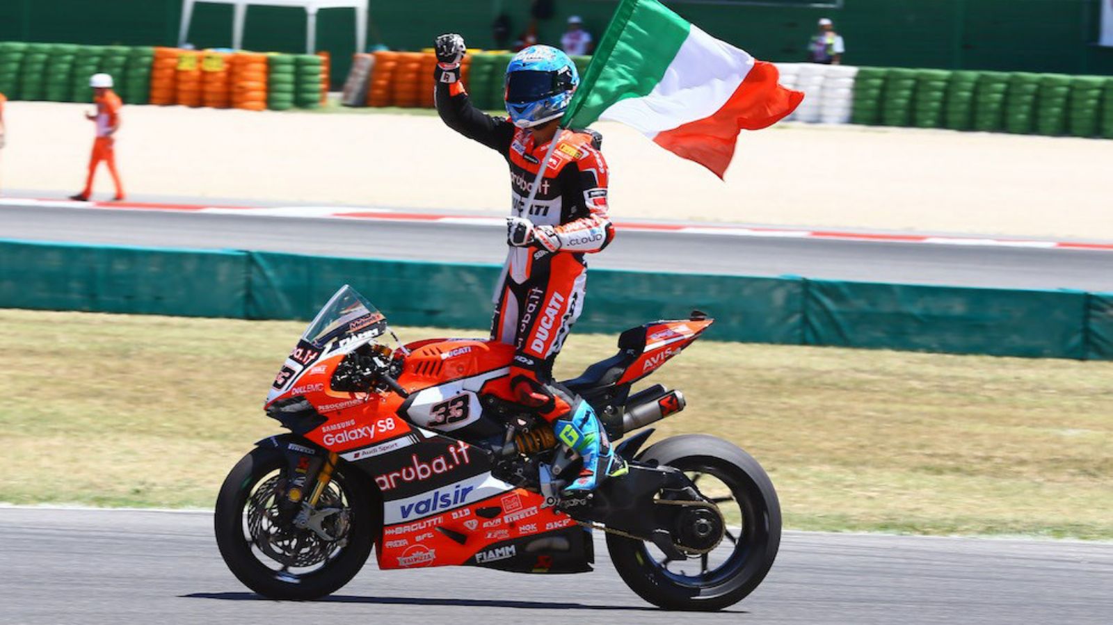 Παραμένει στα Superbikes