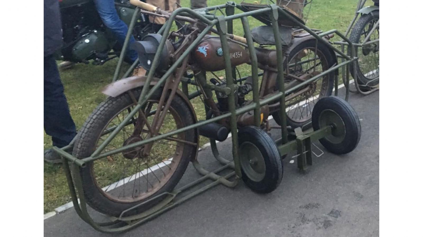 Η Flying Flea μέσα στο κλουβί της