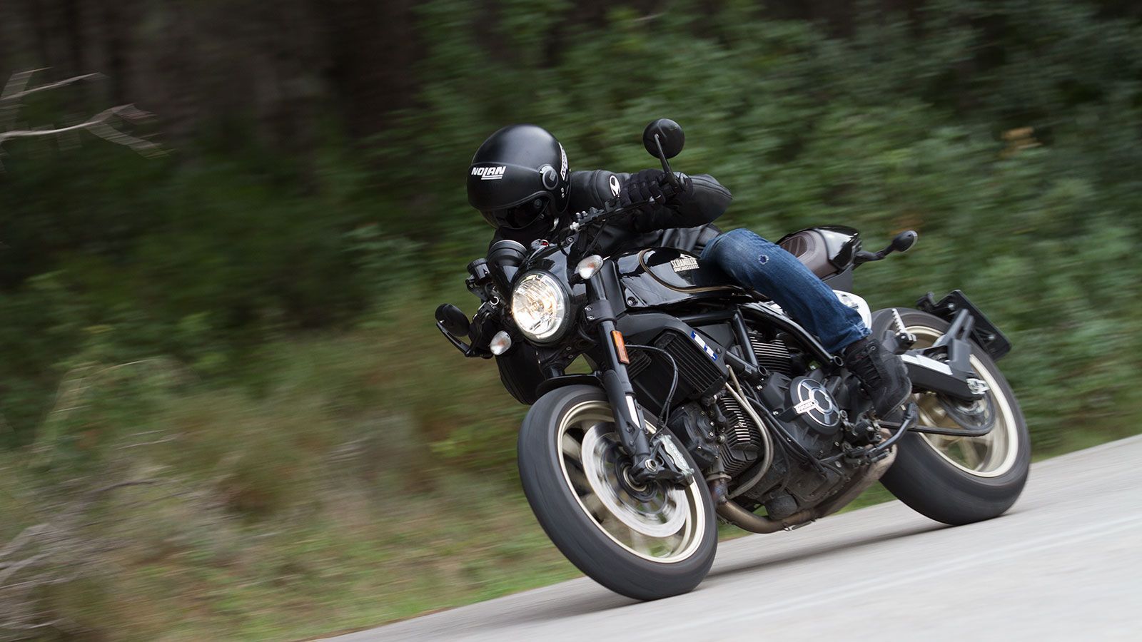 Δοκιμάζοντας το Ducati Scrambler Café Racer 