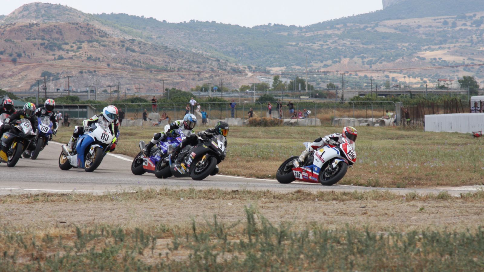 O Φώτης Τσαλίκης στρίβει πρώτος μετά την εκκίνηση των Superbikes. 