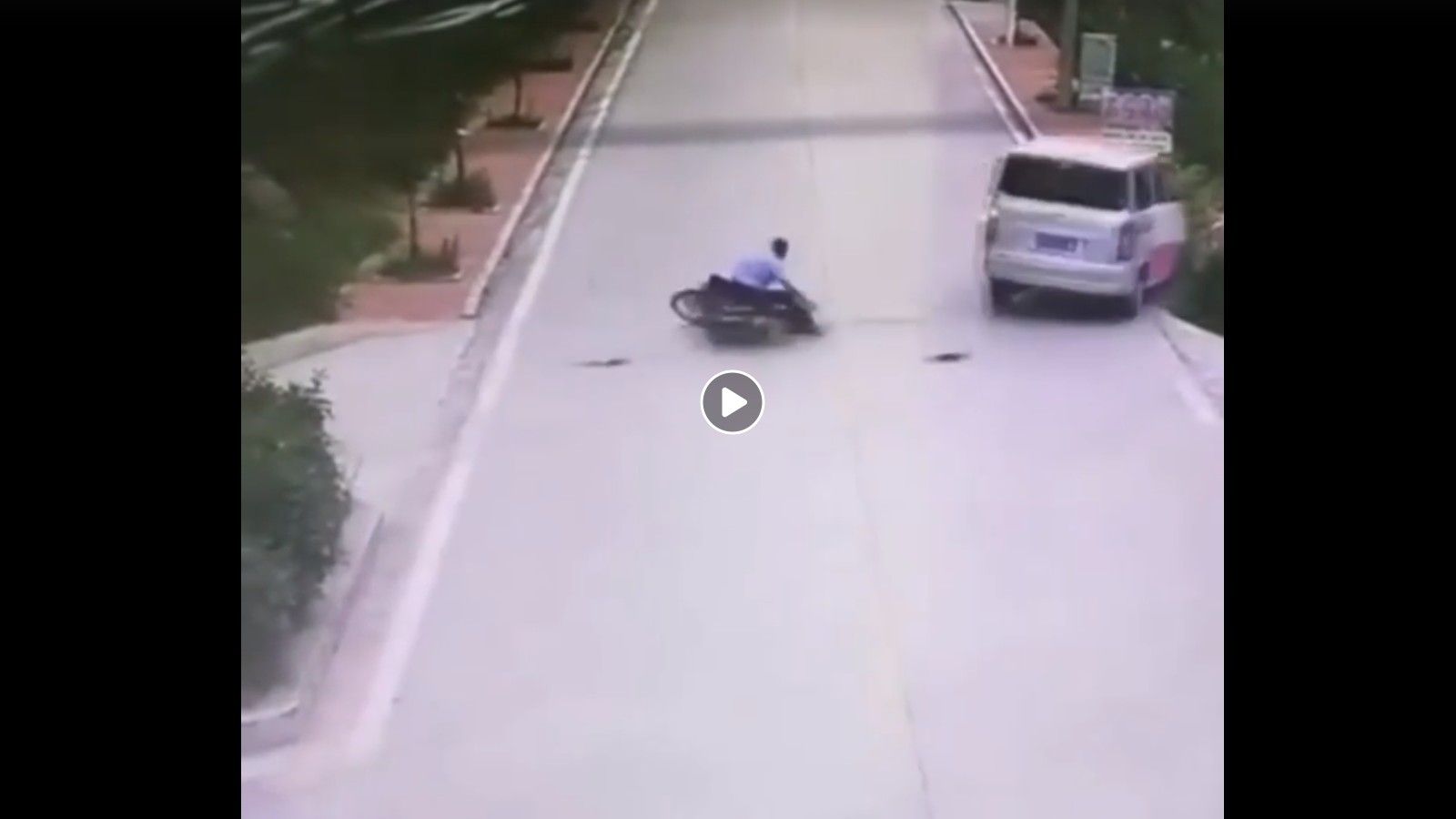 Απίστευτος θεατρινισμός από αναβάτη σε ατύχημα