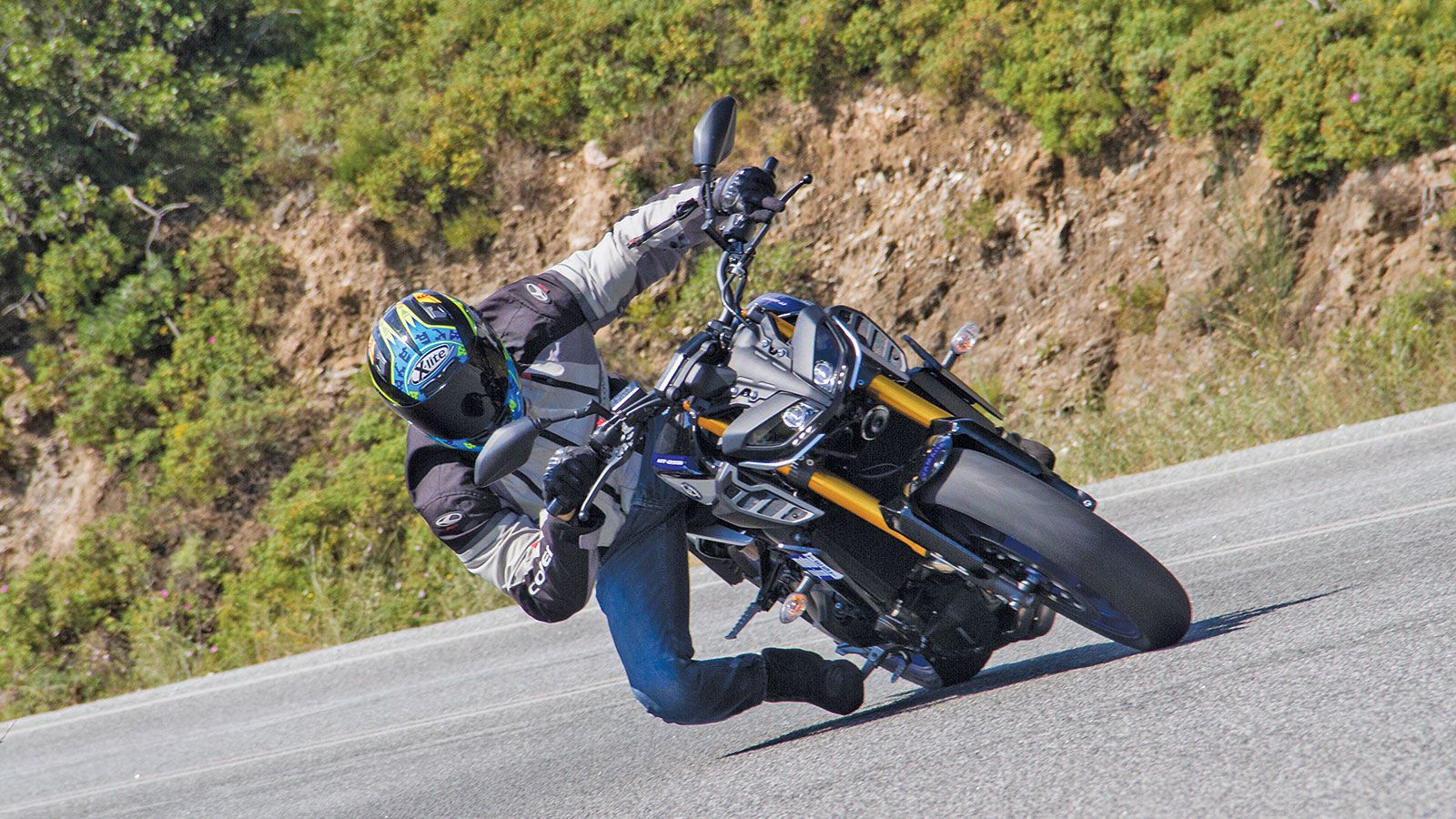 Οδηγώντας το Yamaha MT-09SP...