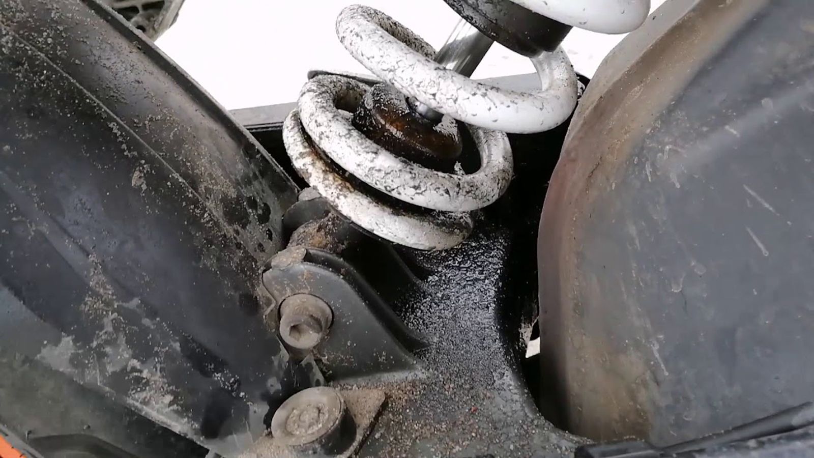 Μια χαρακτηριστική περίπτωση διαρροής λαδιού από το πίσω αμορτισέρ: Προσέξτε πόσο...χάλια τα έχει κάνει το λάδι εκεί γύρω!