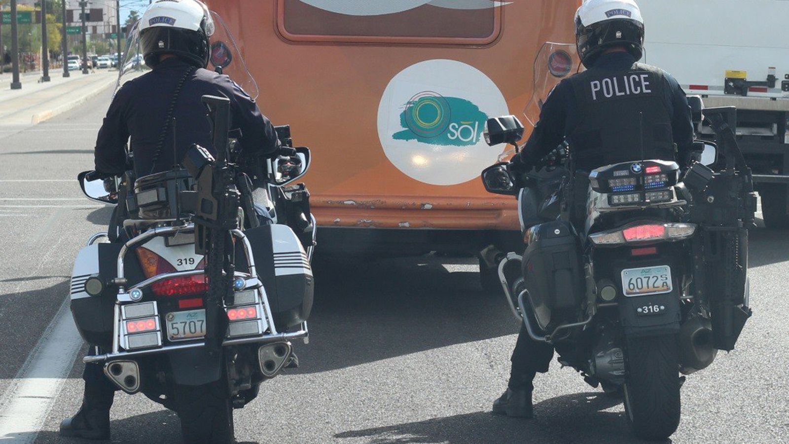 Φωτογραφία από την Αμερική, όπου διακρίνονται τα AR-15 στις μοτοσυκλέτες των αστυνομικών.