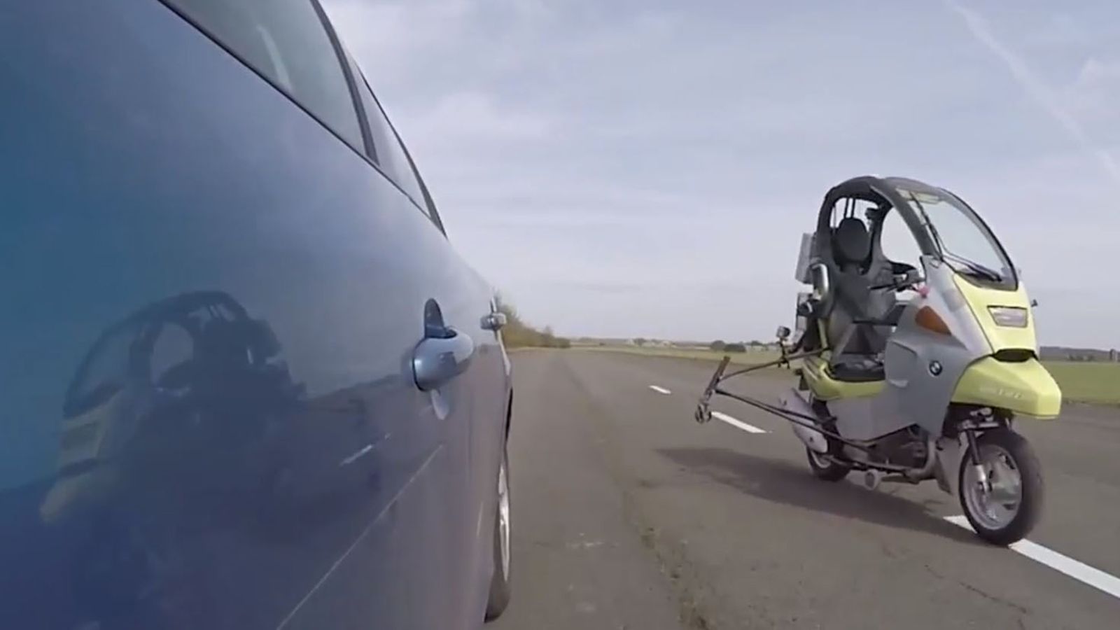 To εν λόγω BMW C1 σε στιγμιότυπα από τις δοκιμές του. 