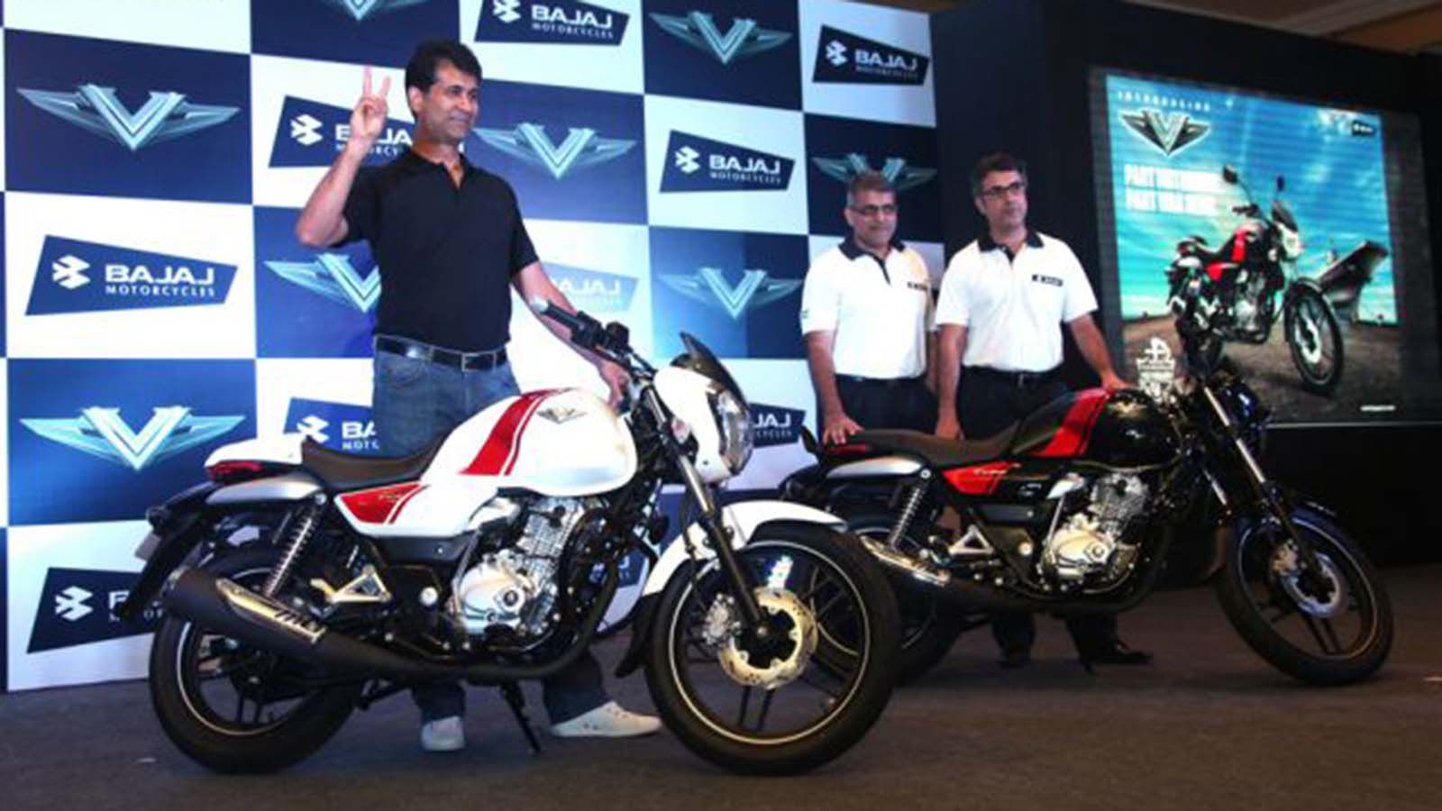 Ο Rajiv Bajaj σε πρώτο πλάνο, μπροστά σε μια μοτοσυκλέτα της εταιρείας του.