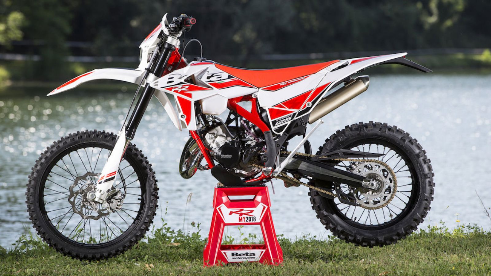 Το πλαίσιο έχει δεχθεί ενισχύσεις που βελτιώνουν την ακαμψία.