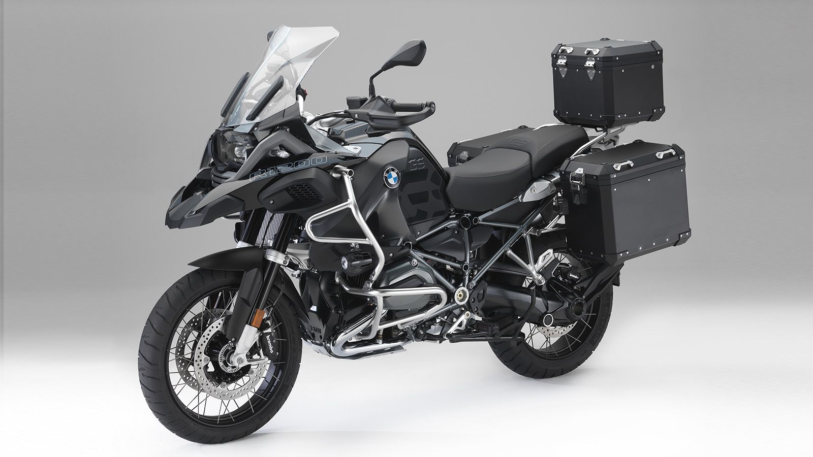 Τα νέα αξεσουάρ σε μαύρο χρώμα, κοσμούν την GS της φωτογραφίας. Πως σας φαίνονται; 