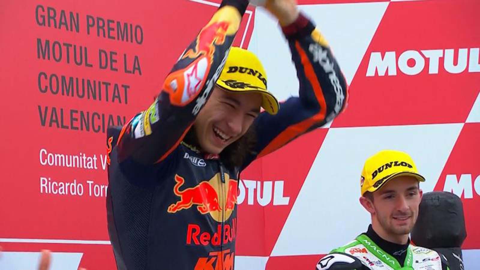 Ο Can Oncu πανηγυρίζοντας την ιστορική του νίκη στην κατηγορία των Moto3.