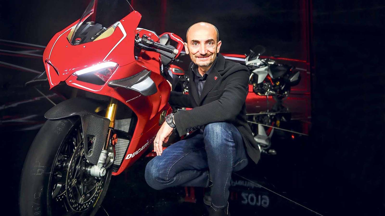 O Claudio Domenicali μπροστά στην νέα Panigale V4R