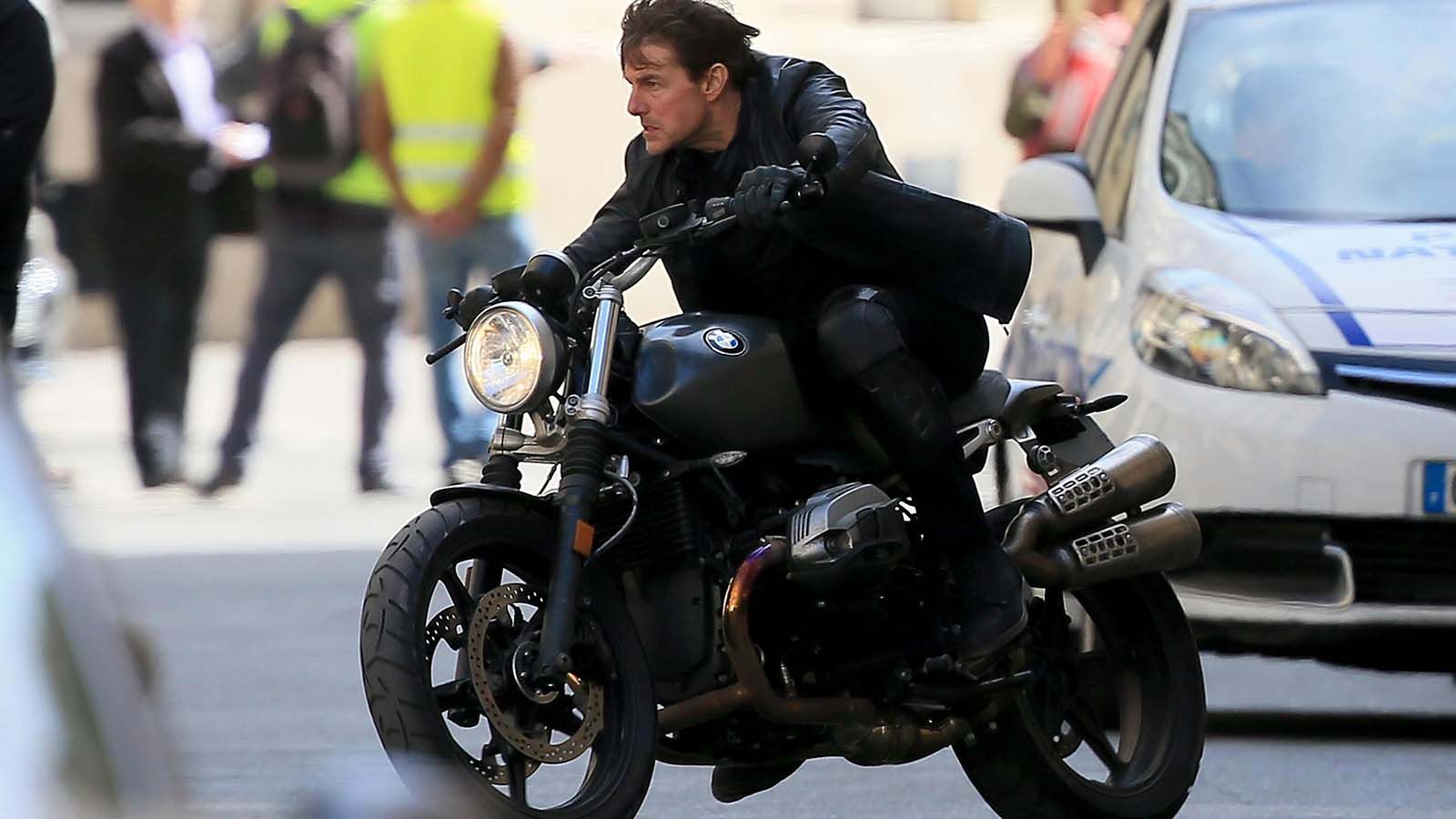 O Tom Cruise σε εικόνα που φέρεται να λήφθηκε κατά την διάρκεια της παραγωγής της νέας ταινίας του.