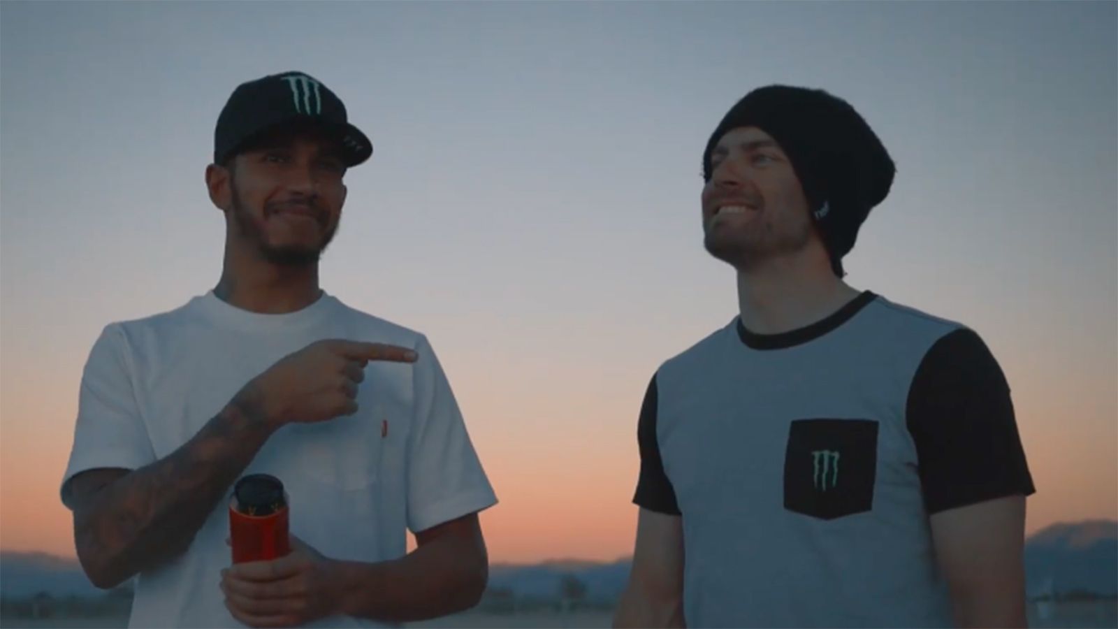 Δύο καλοί φίλοι μοιράζονται την δράση!