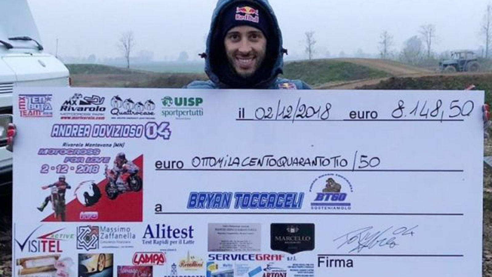 O Andrea Dovizioso με την πινακίδα-επιταγή, για το ποσόν που δώρισε.