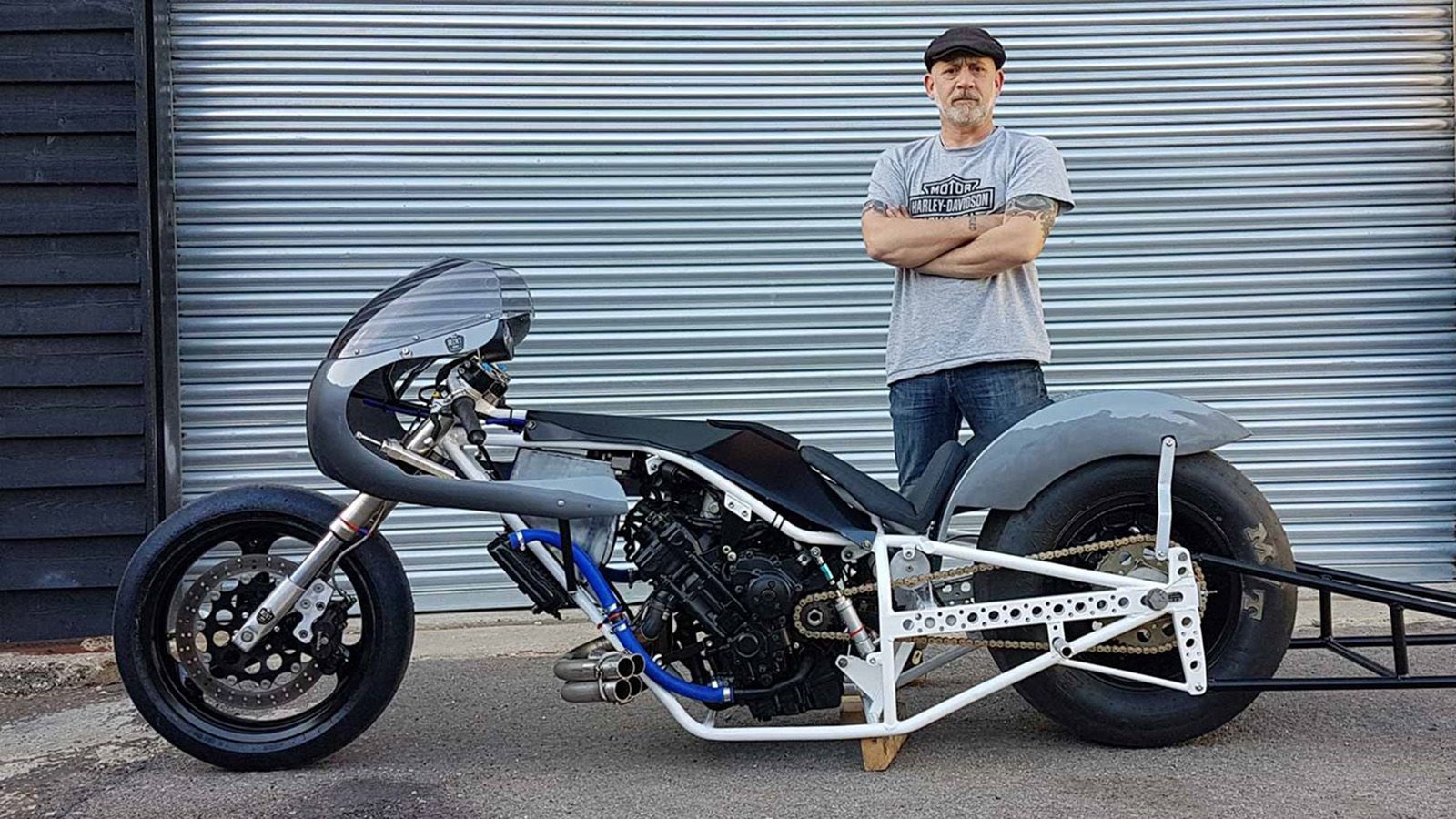 Ο Simon Parry μπροστά στην αγωνιστική του κατασκευή.