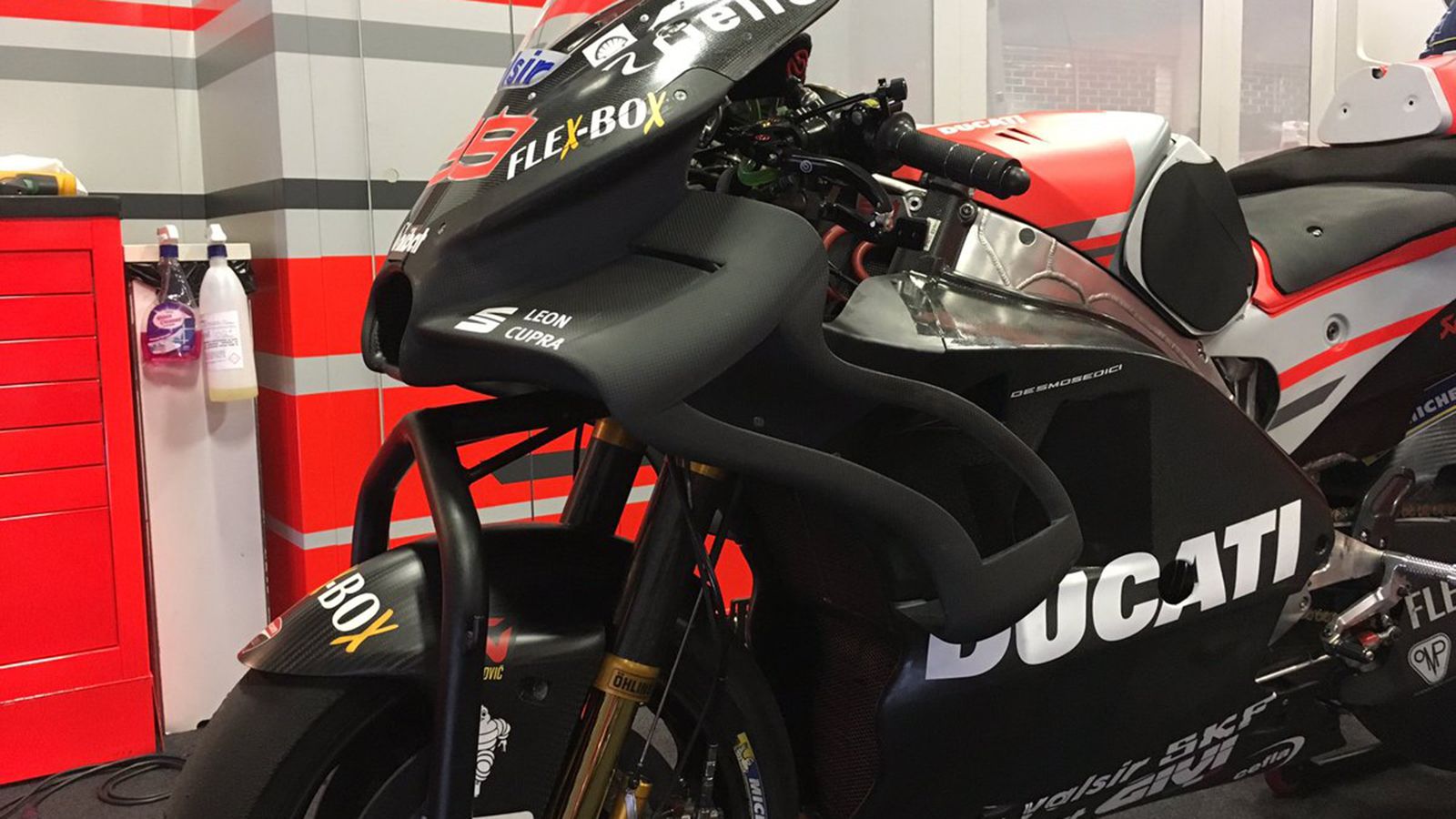 Ιδού οι δύο σχεδιάσεις του νέου fairing. Είναι σαφής η διαφορά μεταξύ του ενός και του άλλου, όπως βλέπετε...