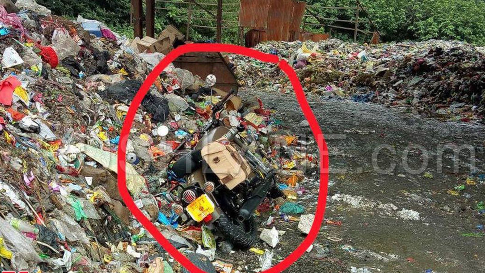 Ινδός μοτοσυκλετιστής πέταξε τη μηχανή στα σκουπίδια!