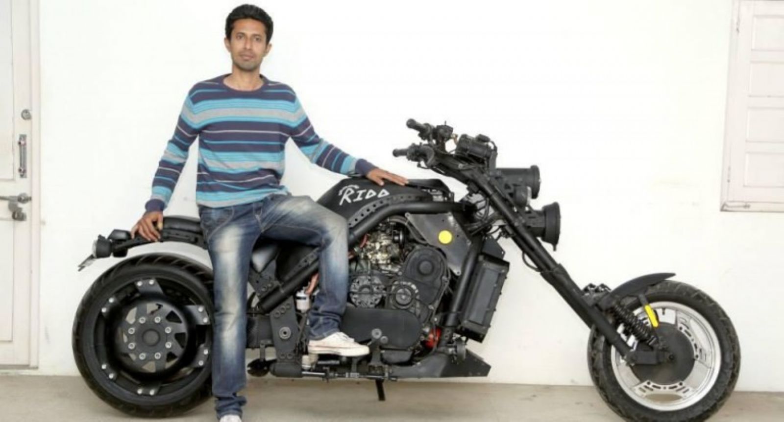 Ο Riddesh Vyas μπροστά στο δημιούργημά του