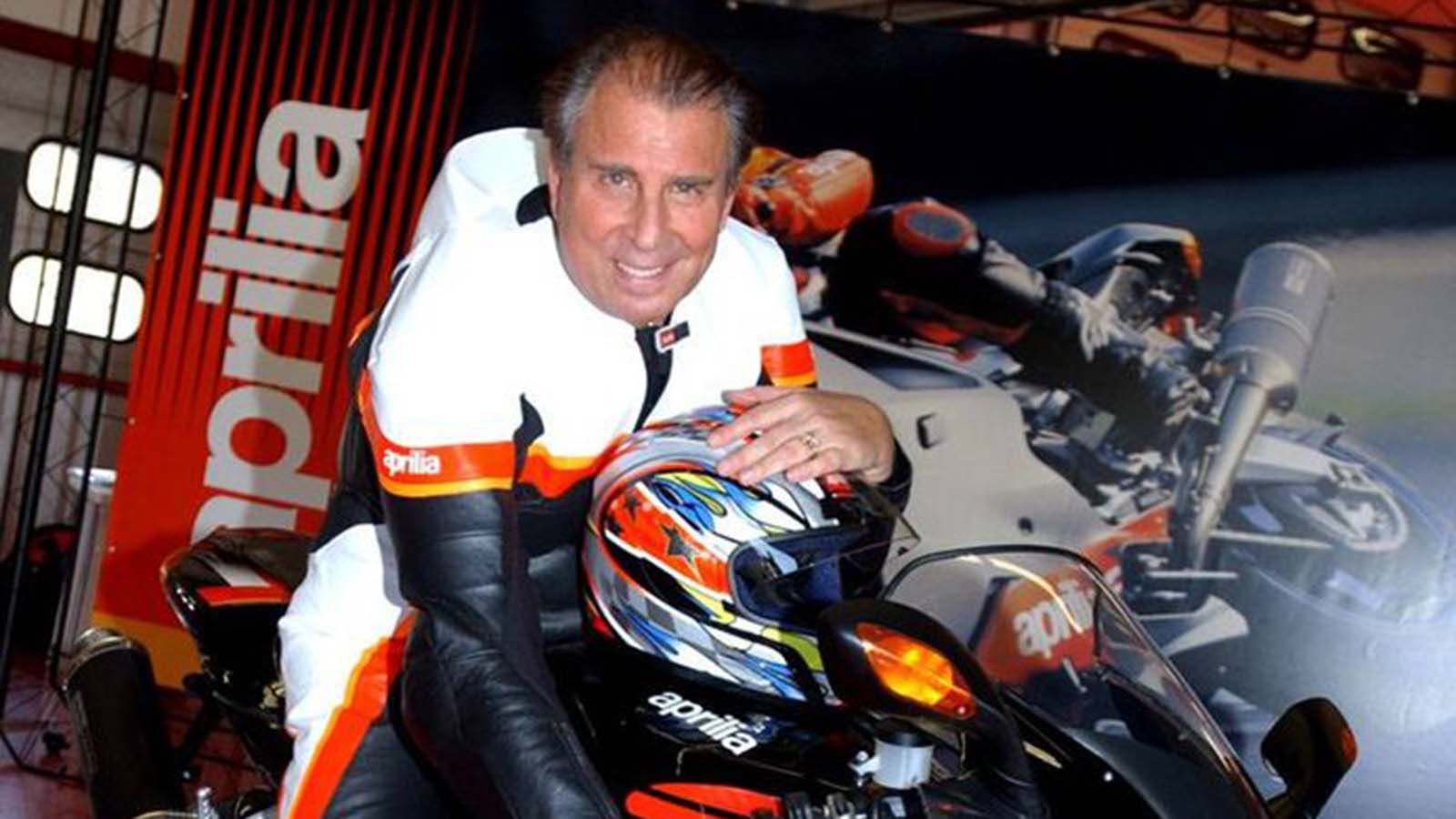 O Ivano Beggio, φυσικά καβάλα σε μία Aprilia. 