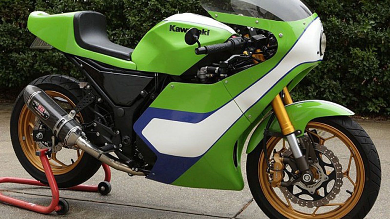 H Custom Ninja 300 με την χαρακτηριστική replica μορφή. 