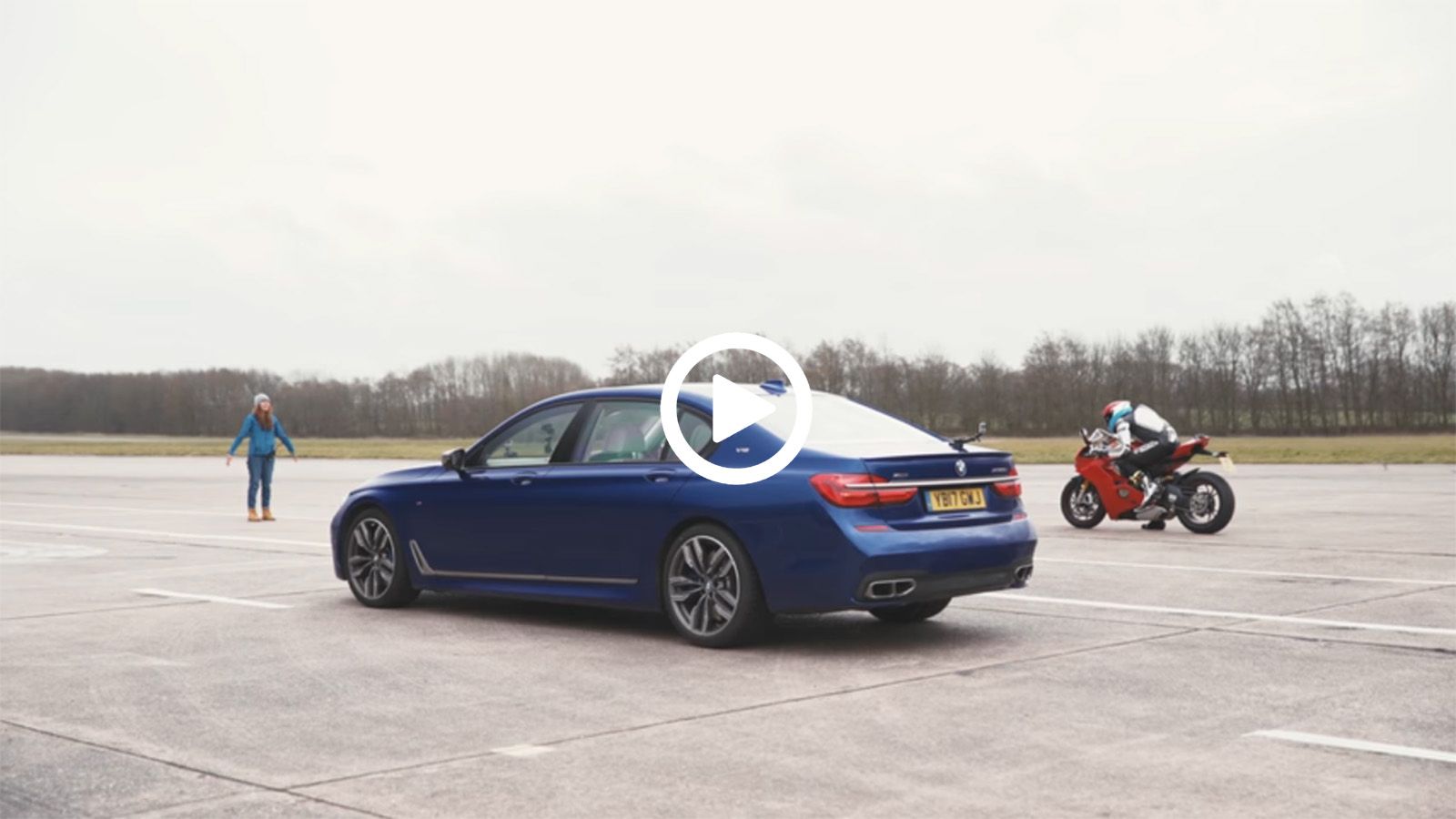 Panigale V4 εναντίον M760