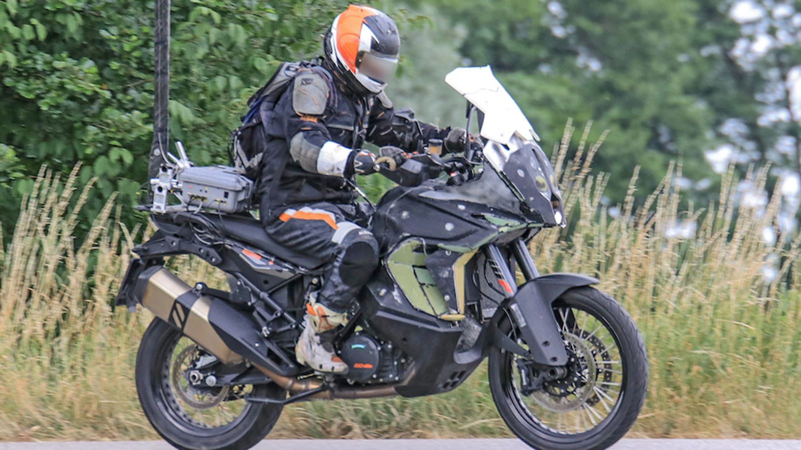 Προσέξτε τις αλλαγές, αλλά και το καμουφλάζ, στο εμπρός μέρος και κοντά στο ρεζερβουάρ...