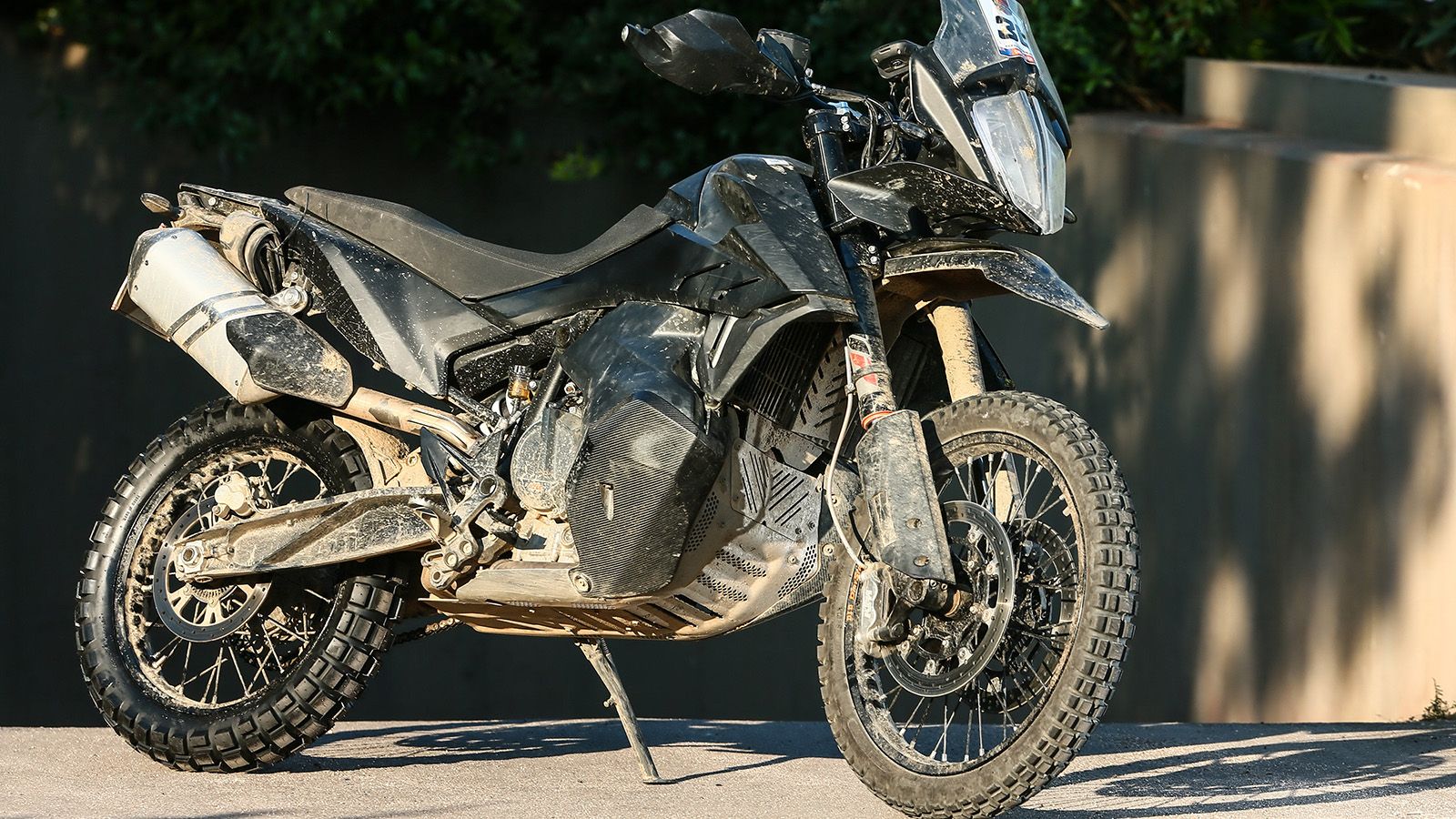 Δύο φωτογραφίες με το 790 Adventure σε πρώτο πλάνο, μετά από σκληρή χρήση στο χώμα. 