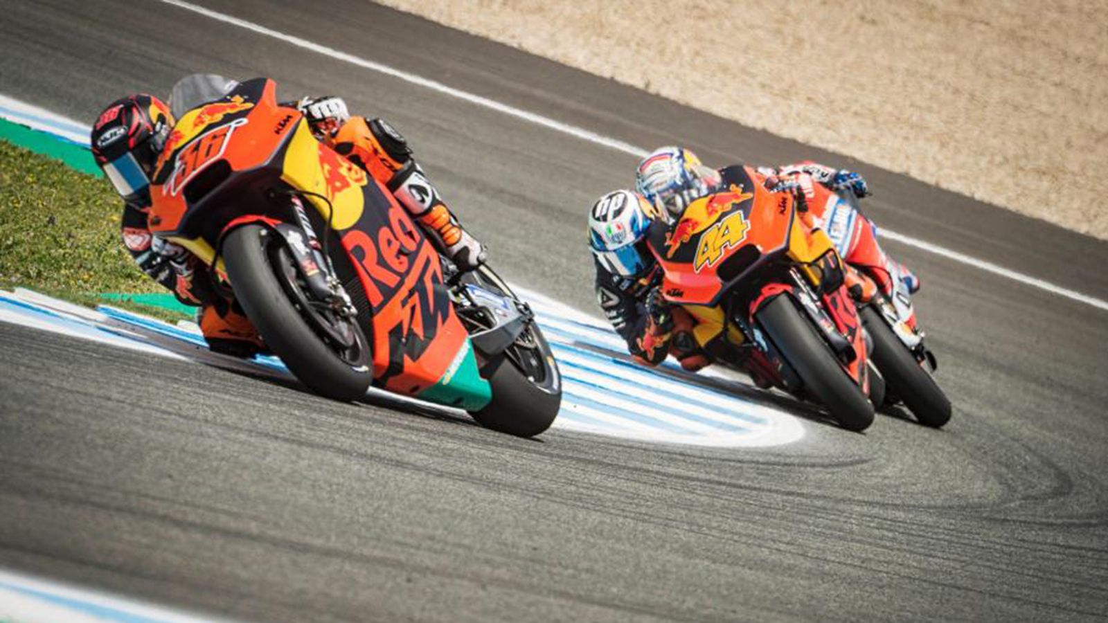 O Mika Kallio (μπροστά) με την νέα KTM RC16.