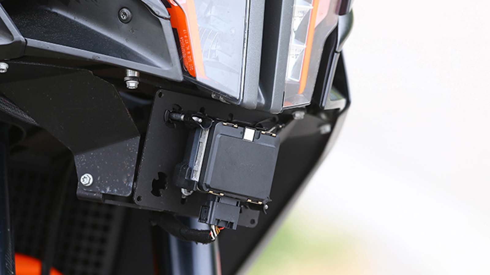 Το ειδικό ραντάρ που δοκιμάζει η KTM, κάτω από τον προβολέα ενός 1290 Super Adventure