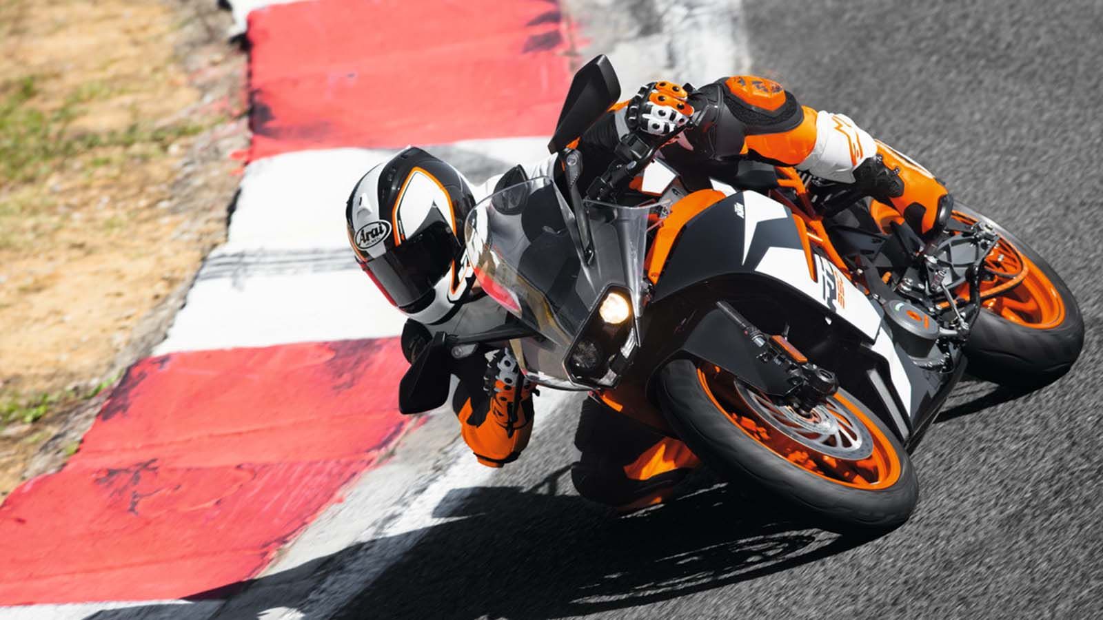 H μεσαία σπορ μοτοσυκλέτα της ΚΤΜ γίνεται ακόμη πιο προσιτή.