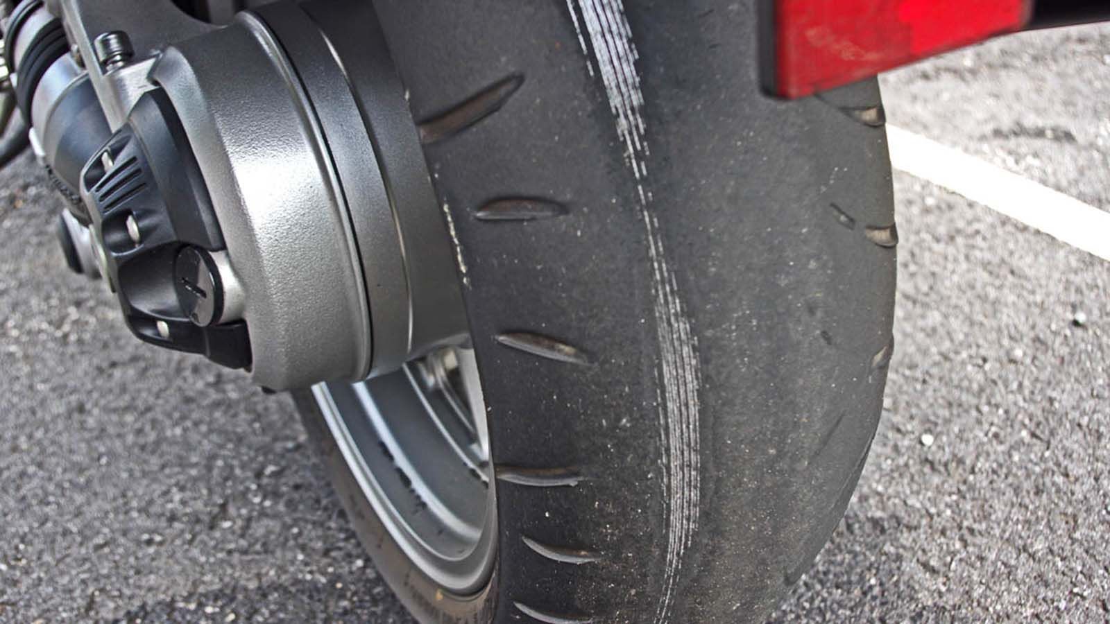 Αν το λάστιχό σου είναι έτσι, δεν πρέπει ΚΑΝ να περιμένεις το αύριο, πόσο μάλλον τον Σεπτέμβρη...