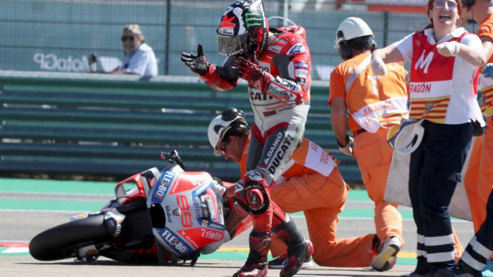 O Jorge Lorenzo λίγο μετά από την πτώση του στον αγώνα του Aragon.