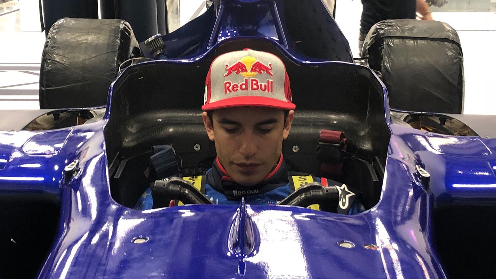 O Marquez κατά την διάρκεια της ρύθμισης του καθίσματός του, στα κεντρικά της Red Bull.