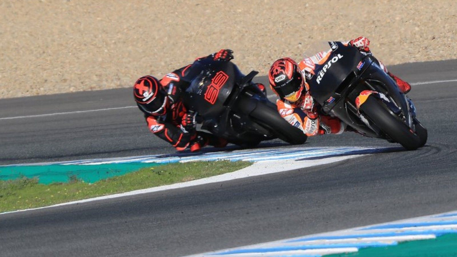 Lorenzo και Marquez σε στιγμιότυπο δράσης, από τις τελευταίες δοκιμές στην Valencia. 