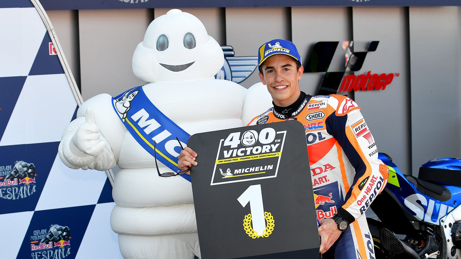 Ο Marc Marquez στην κατάλληλη αναμνηστική φωτογραφία με τον...κύριο Michelin!