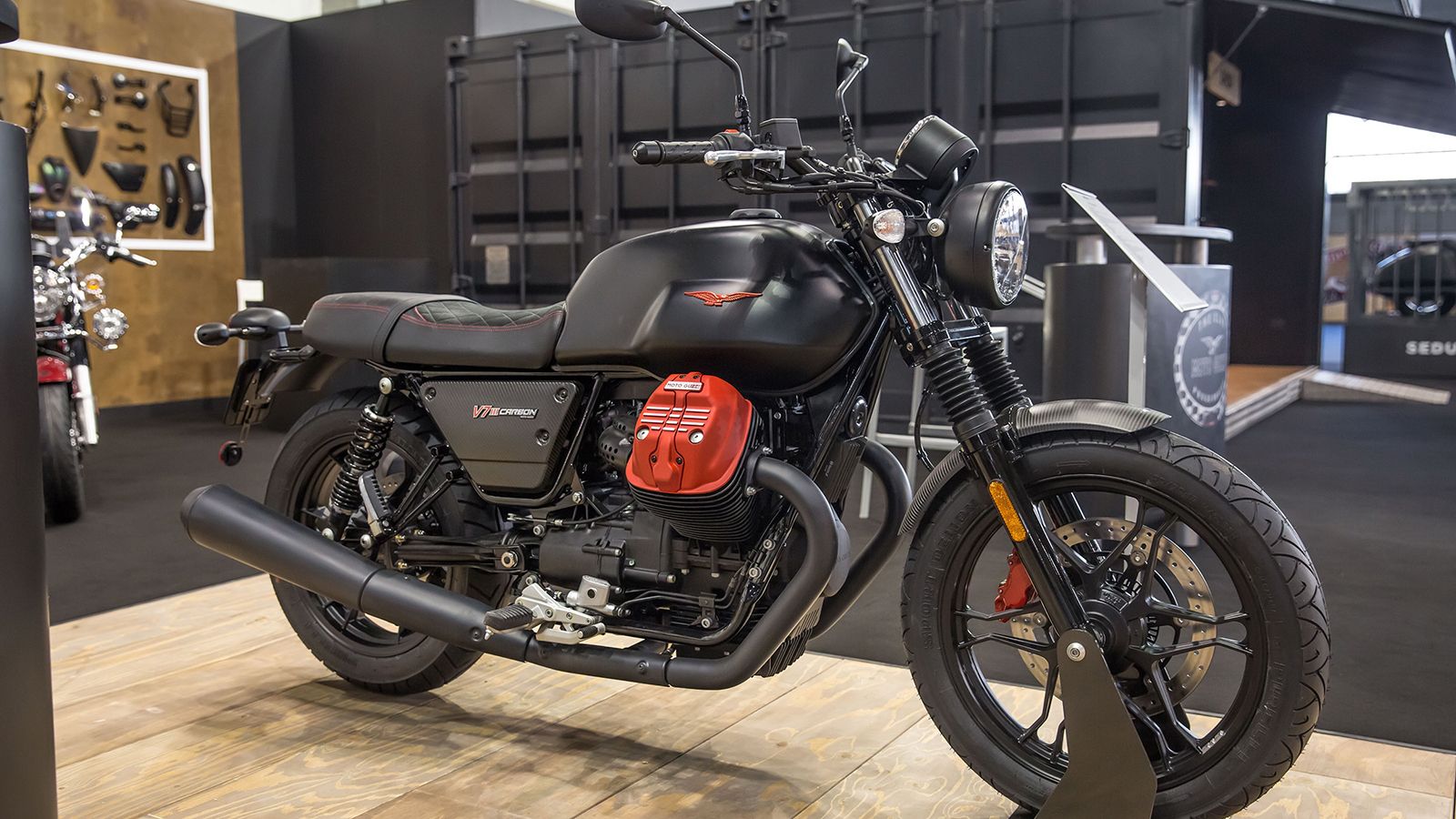 Πλέον μπορείτε να αποκτήσετε μία από τις μόλις 1.921 μοτοσυκλέτες V7 III Carbon, από οποιοδήποτε κατάστημα Moto Guzzi. 