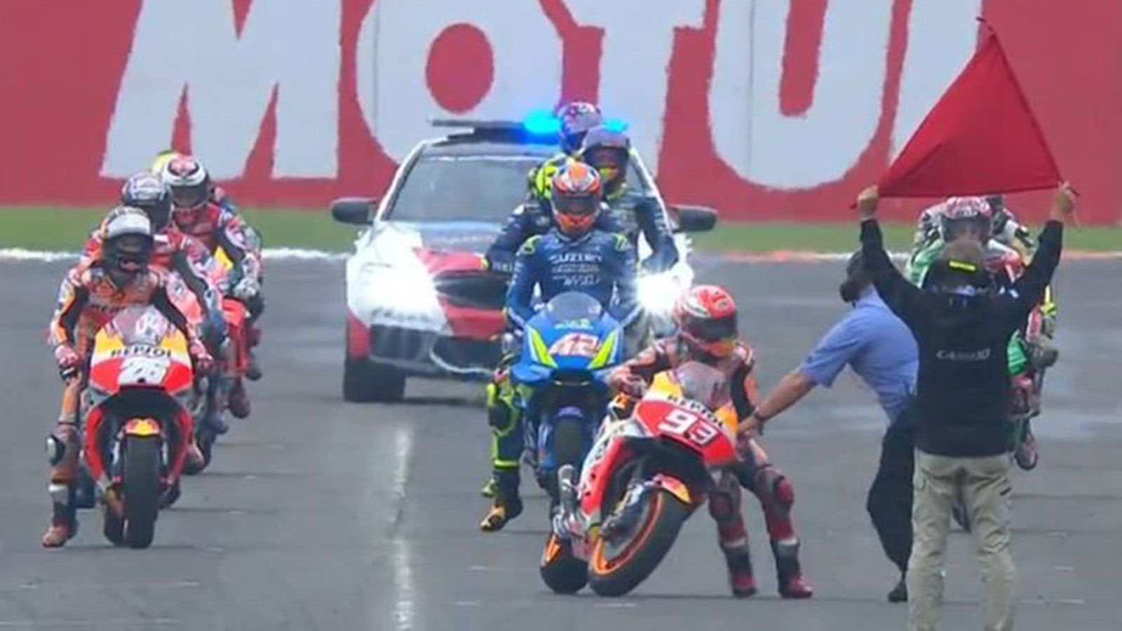 Η στιγμή που ο Marc Marquez έβαζε μπροστά μόνος του την μοτοσυκλέτα του, στην Αργεντινή.