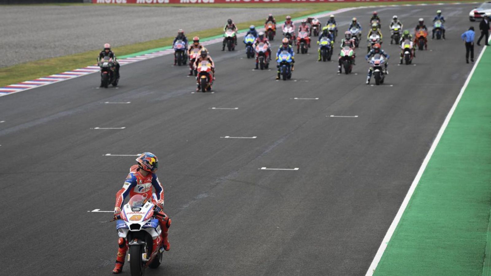 Οι 24 μοτοσυκλέτες του grid των Moto GP παίζει να μειωθούν στι 22, του χρόνου...