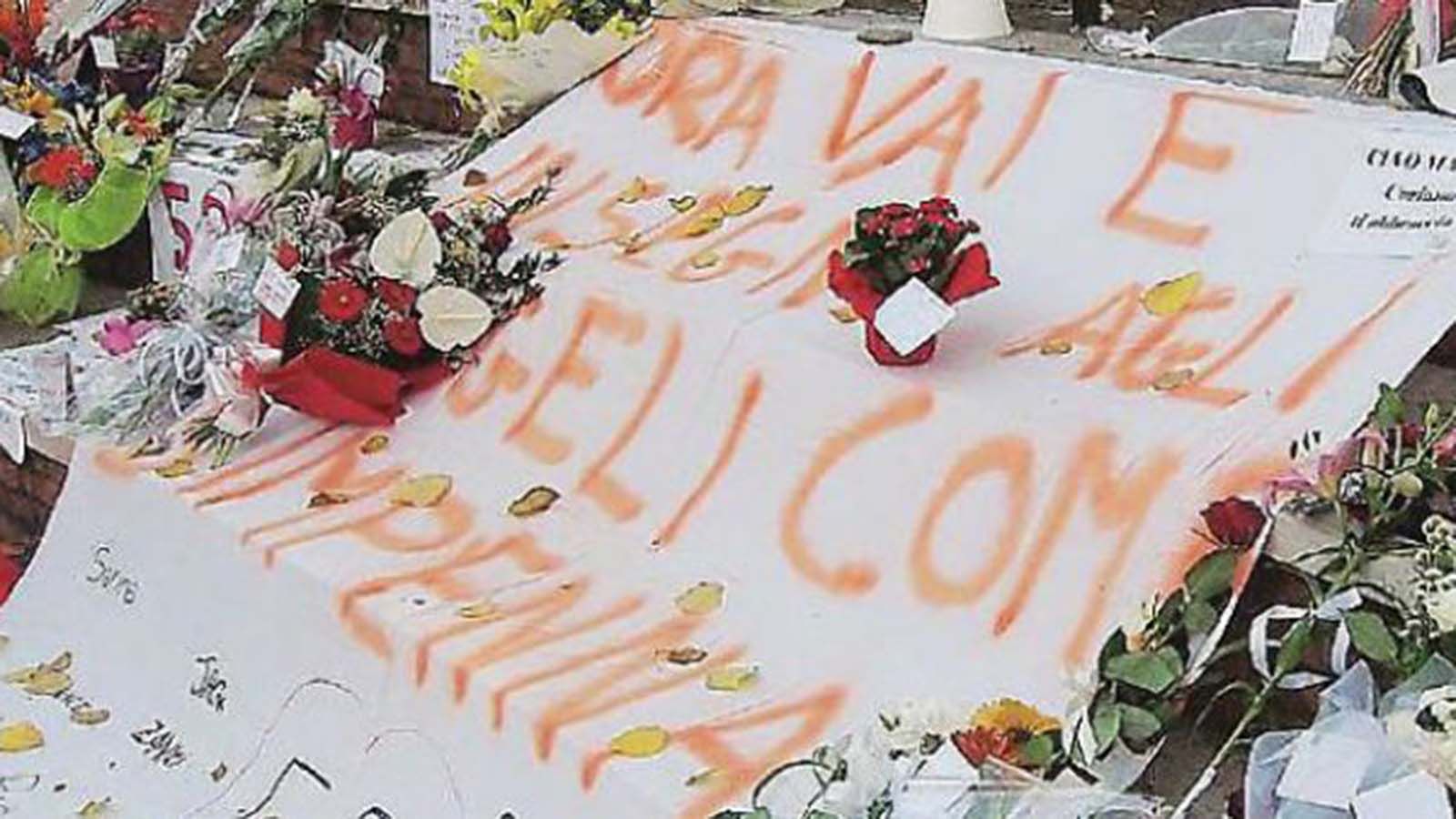 Φωτογραφία του μνημείου του Simoncelli στο σημείο.