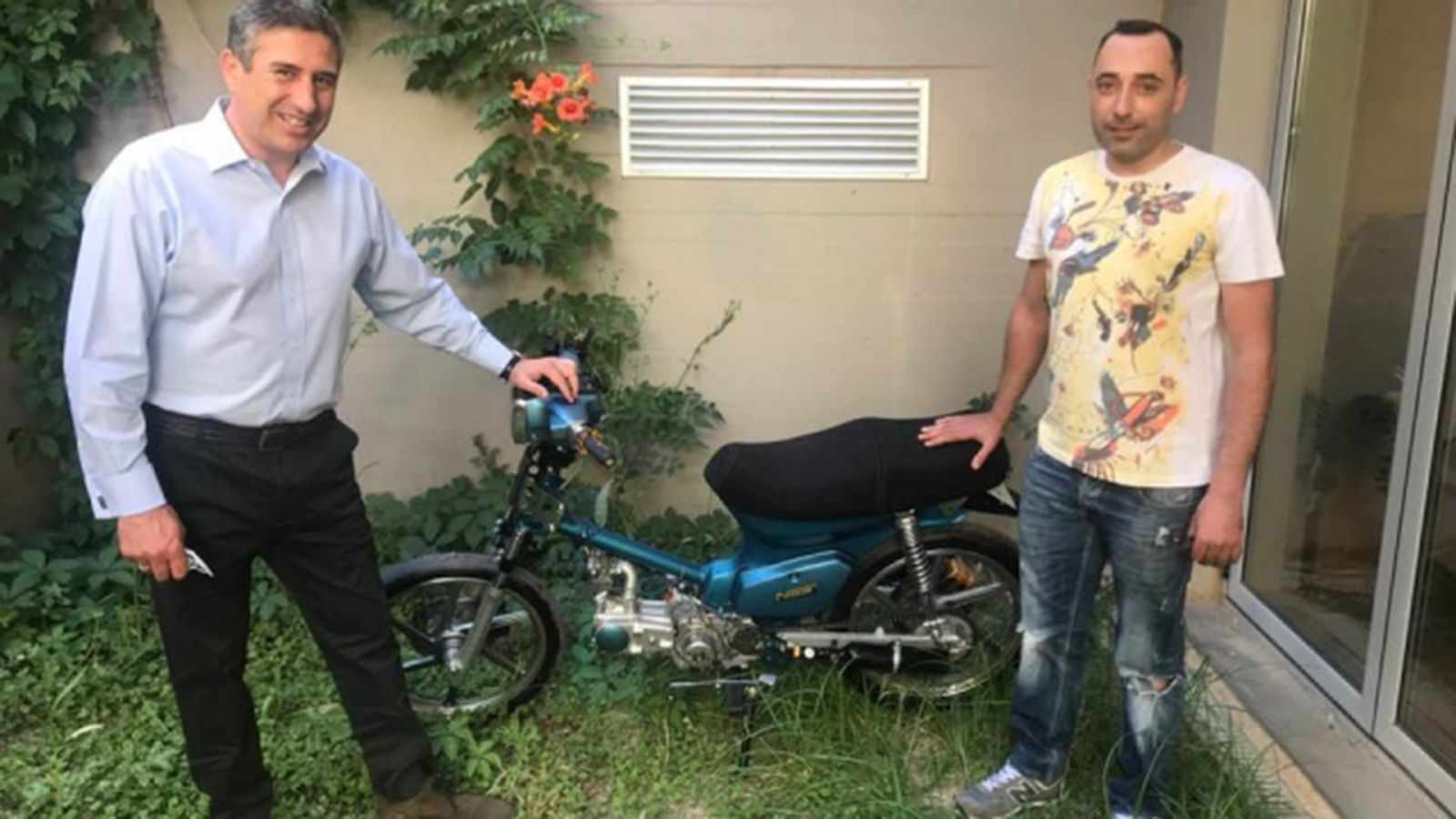 Φωτογραφίες του παπιού, μαζί με τον δημιουργό του