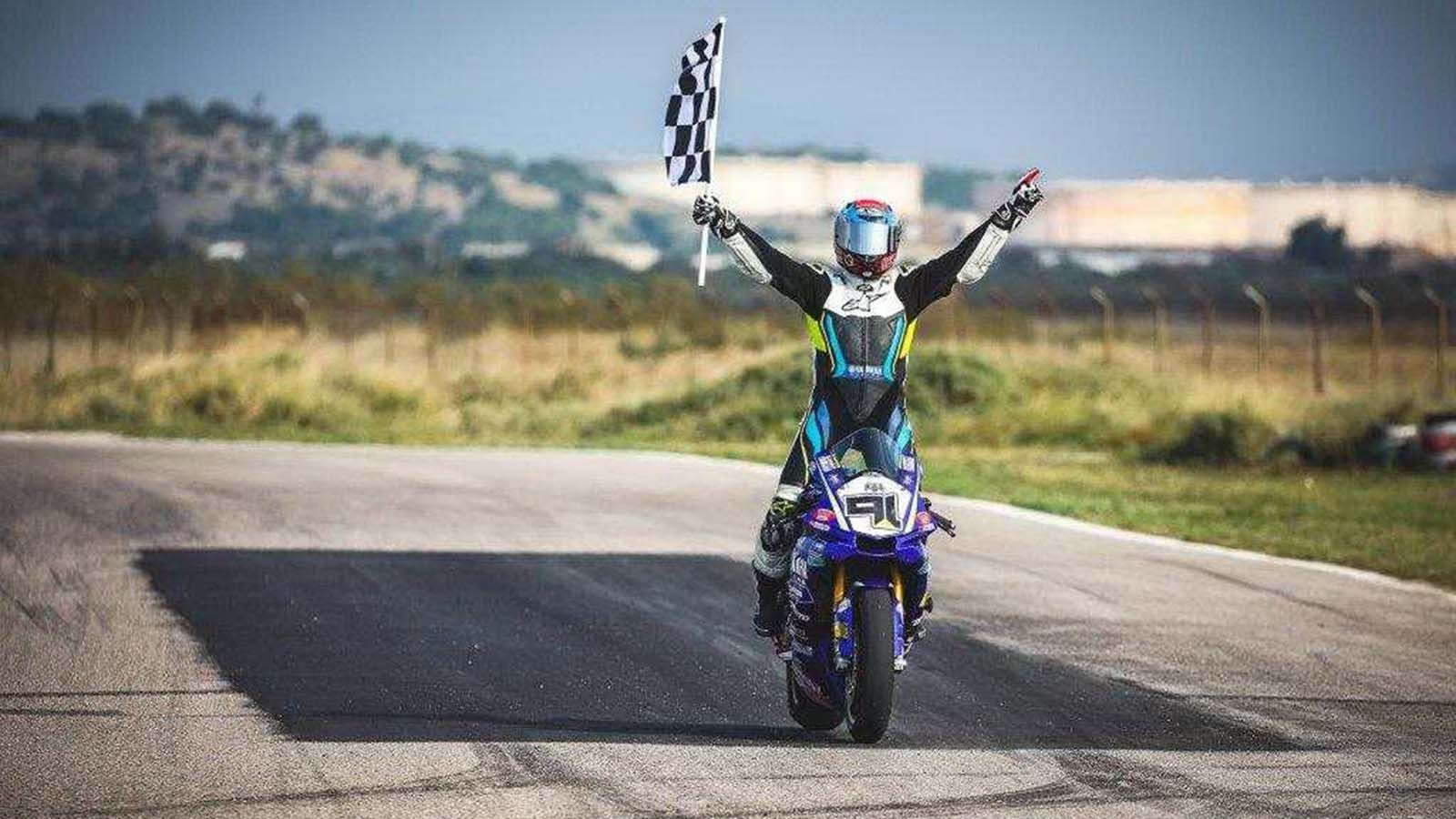 O Λευτέρης Πίππος πανηγυρίζοντας τον τίτλο του μετά τον αγώνα στα Μέγαρα. 