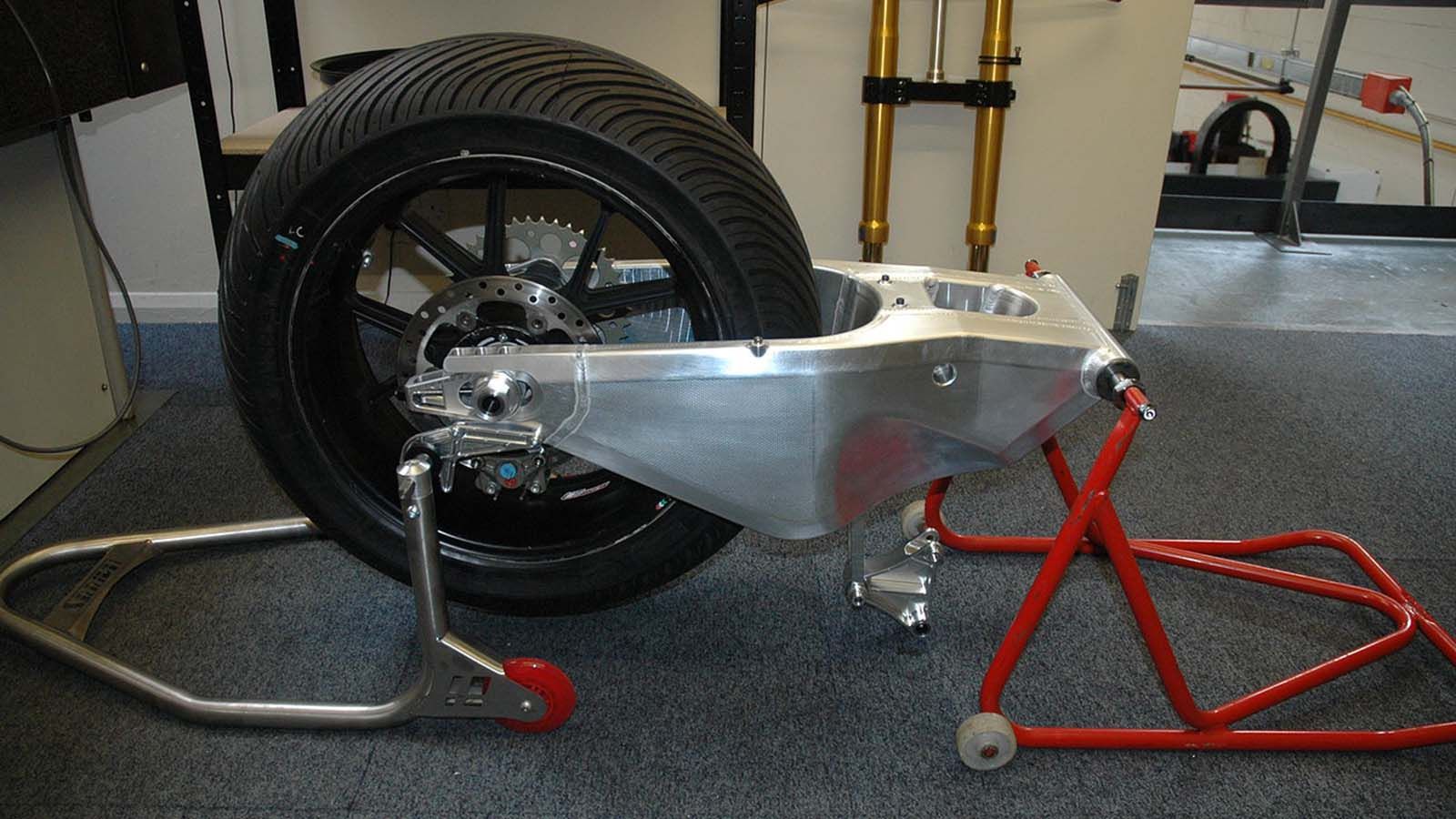 Ένα ψαλίδι αγωνιστικής μοτοσυκλέτας. Η απίστευτα ισχυρή κατασκευή του είναι προφανής ακόμη και στην φωτογραφία.