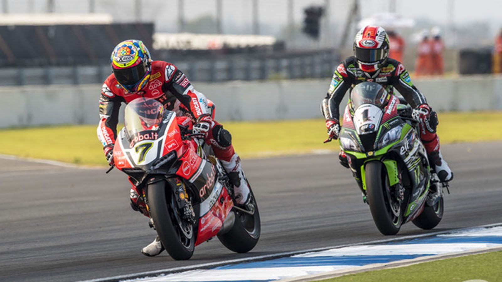 Οι δύο νικητές Rea και Davies σε μεταξύ τους αγωνιστικό στιγμιότυπο.