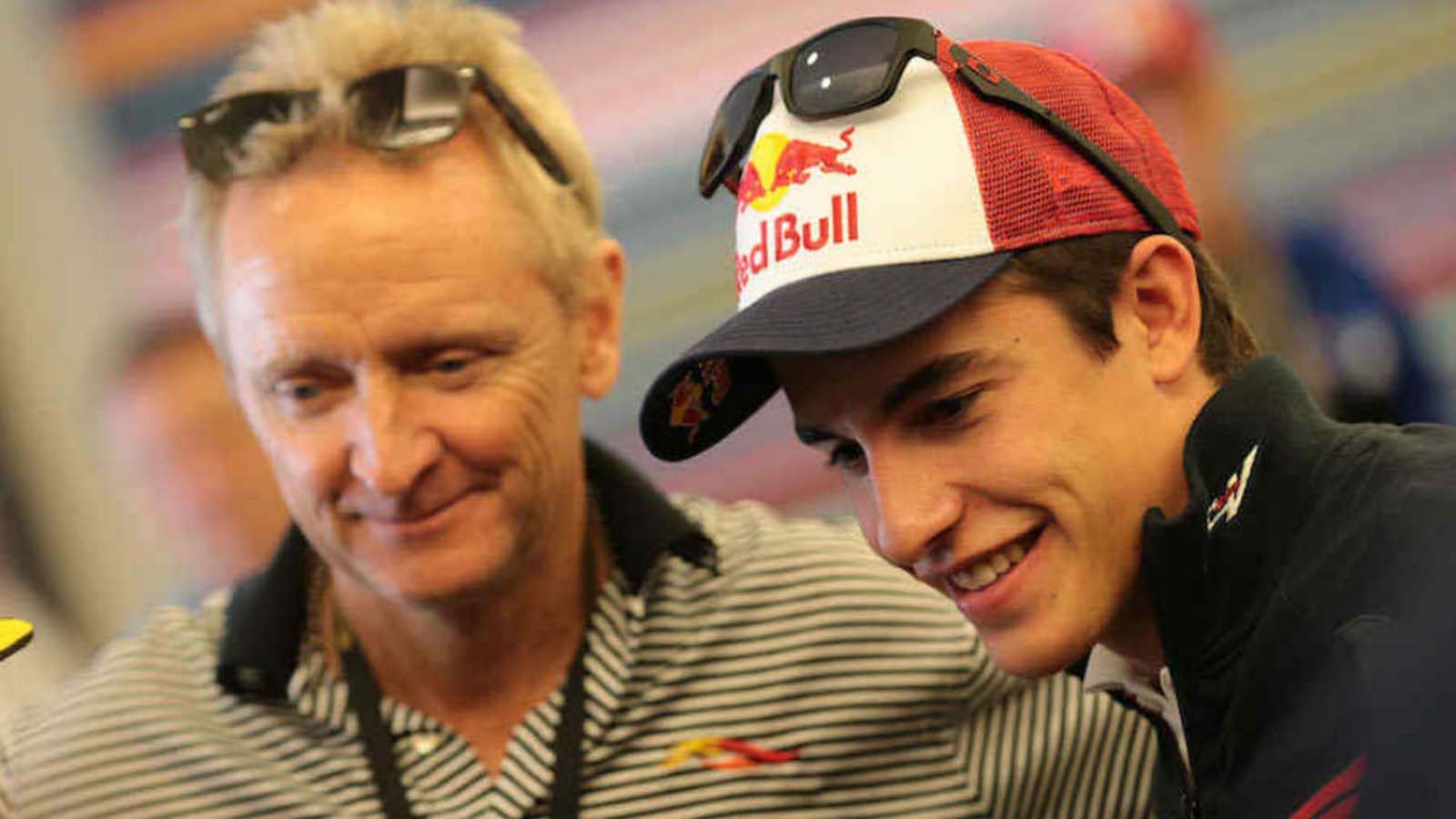 O Schwantz (αριστερά) σε φωτογραφία με τον Marc Marquez.