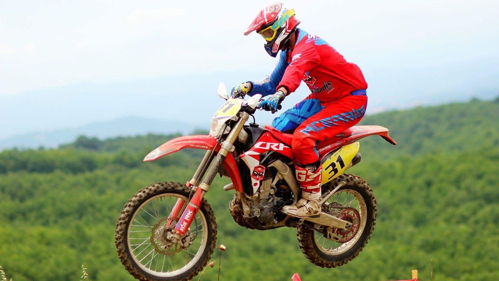 Ο Βασίλης Σιαφαρίκας επί το έργον, στην Honda CRF480R του. 