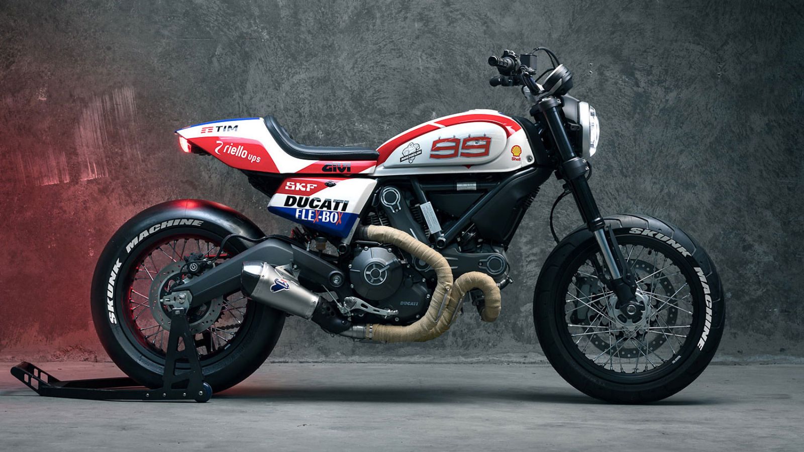 Τα φλάς και το εμπρός φτερό αφαιρέθηκαν.