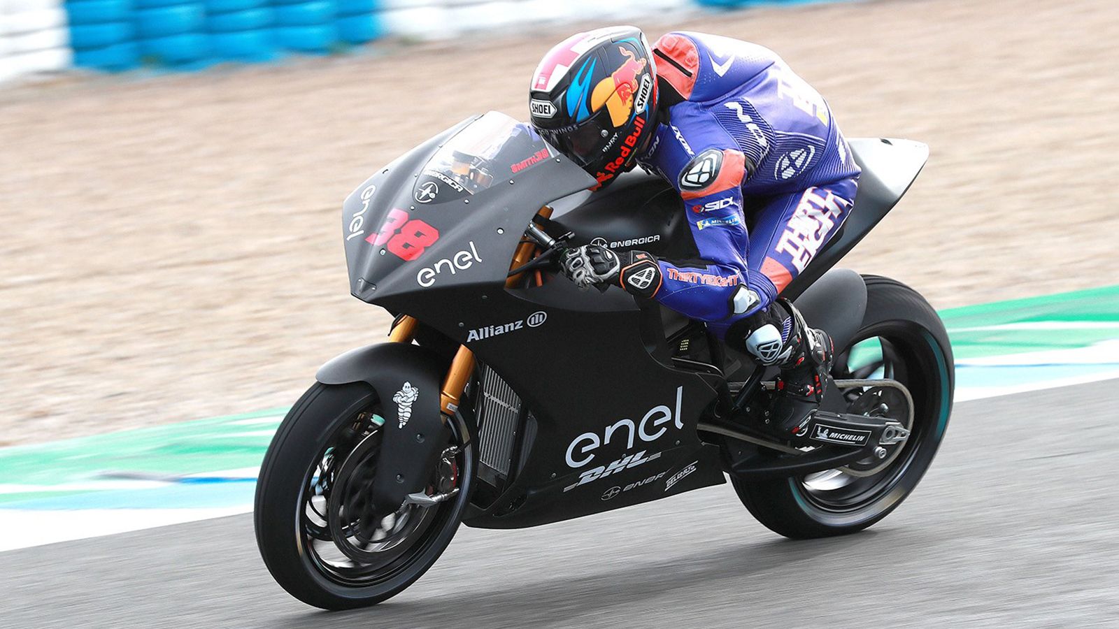 O Bradley Smith δοκιμάζοντας την ηλεκτρική μοτοσυκλέτα της Energica