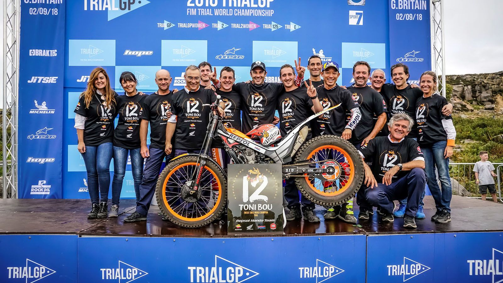 O Toni Bou σε αναμνηστική φωτογραφία με την ομάδα του, μετά την κατάκτηση του 12ου τίτλου του.