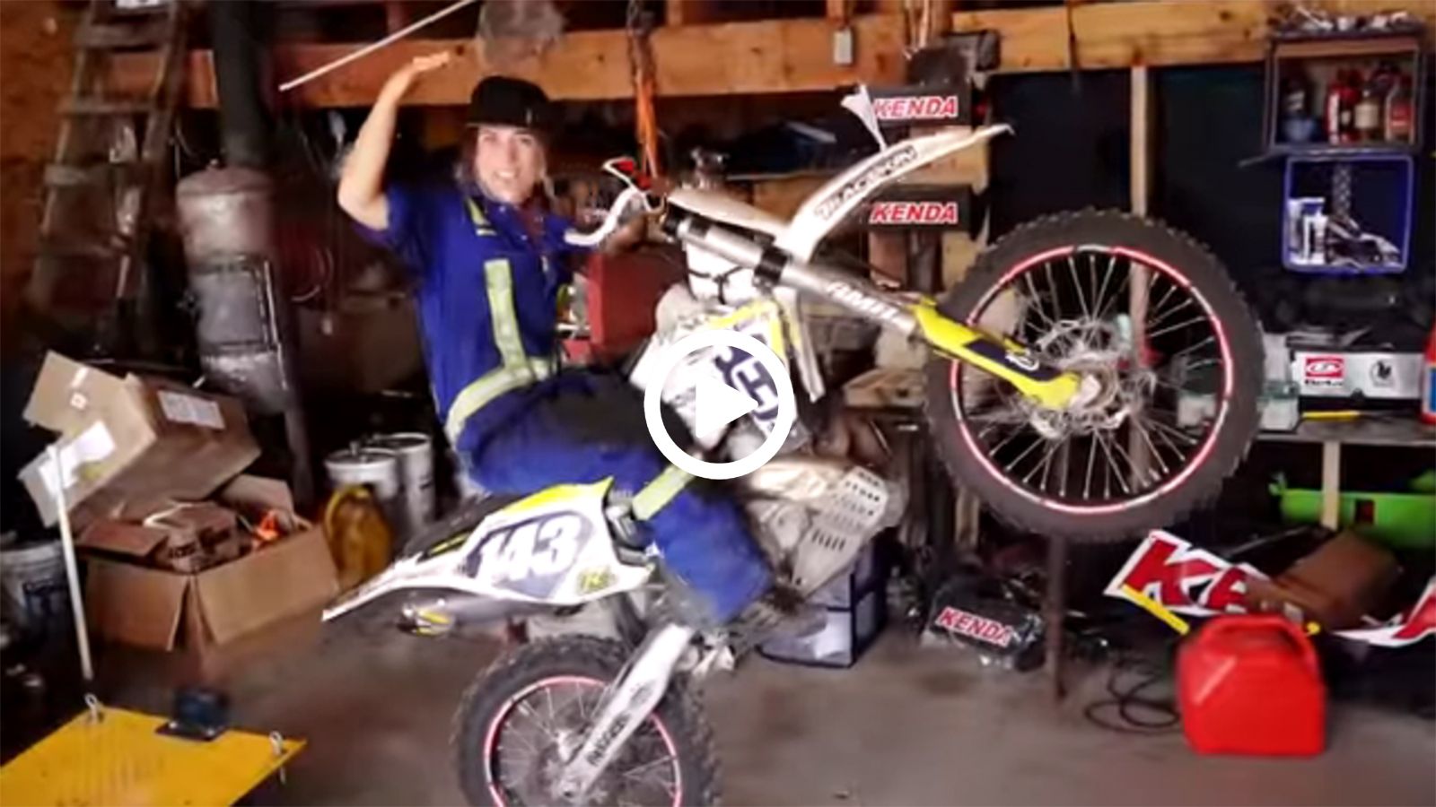 Γυναίκα motocrosser διακωμωδεί τα στερεότυπα